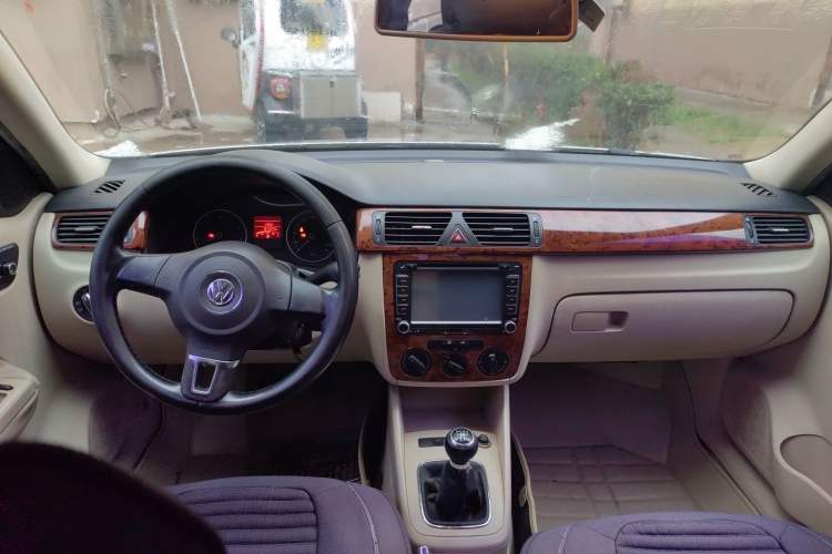 Used Volkswagen Bora 2008 1.6L Manual Comfort Model Center Console