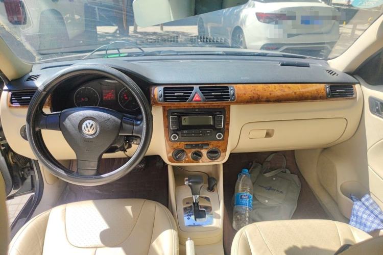 Used Volkswagen Bora 2008 2.0L Automatic Comfort Edition Center Console