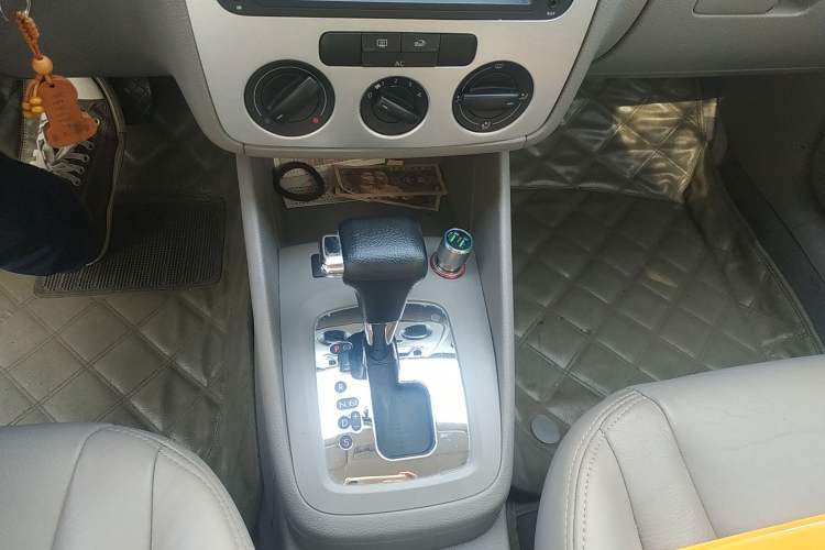 Used Volkswagen Bora 2008 1.6L Automatic Fashion Edition Gear Lever