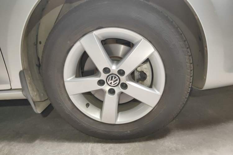 Used Volkswagen Bora 2008 1.6L Automatic Comfort Edition Right Front Wheel Hub