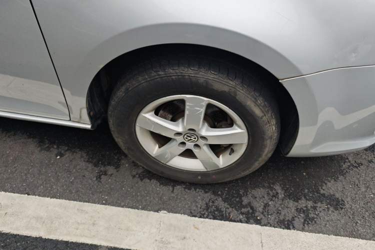 Used Volkswagen Bora 2008 1.6L Automatic Comfort Edition Right Front Wheel Hub