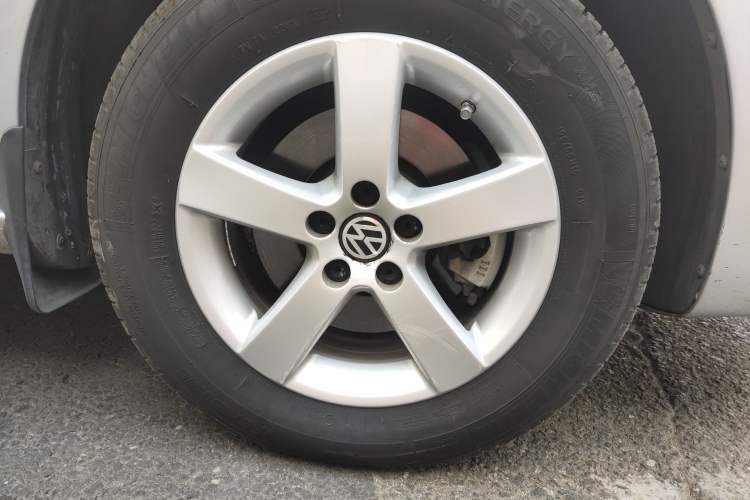 Used Volkswagen Bora 2008 1.6L Automatic Comfort Edition Right Front Wheel Hub