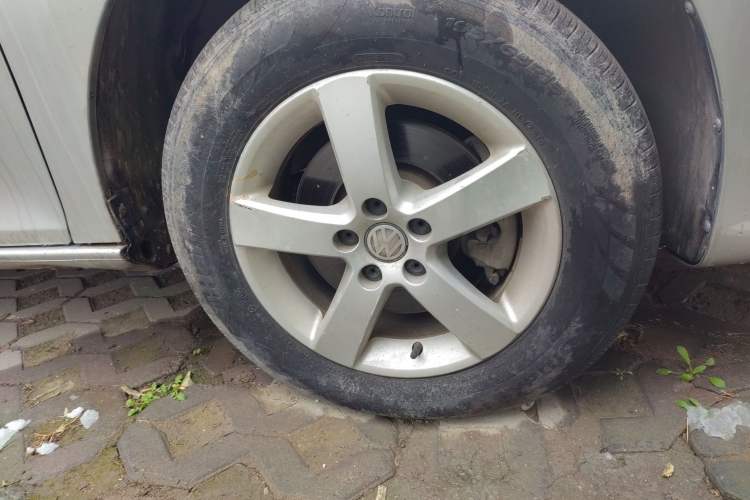Used Volkswagen Bora 2008 1.6L Manual Comfort Model Right Front Wheel Hub