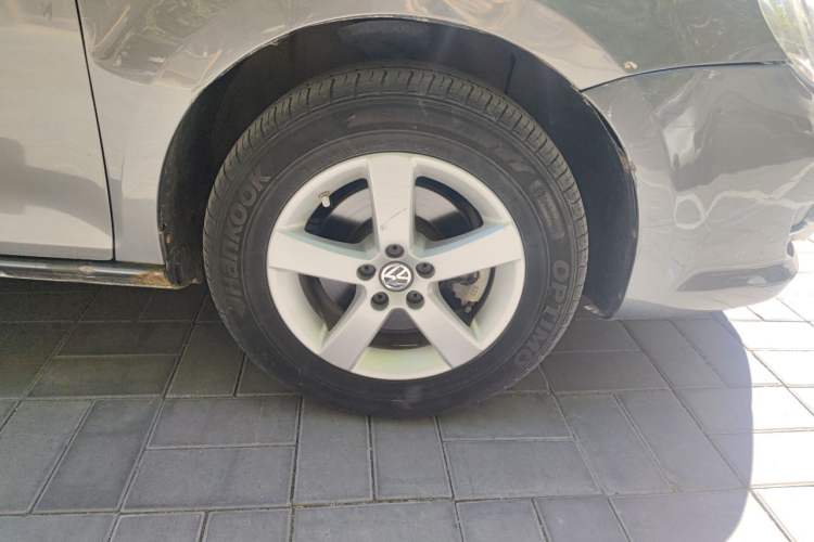 Used Volkswagen Bora 2008 2.0L Automatic Comfort Edition Right Front Wheel Hub