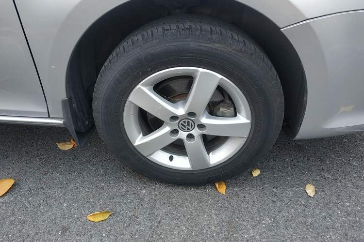Used Volkswagen Bora 2008 1.6L Automatic Comfort Edition Right Front Wheel Hub