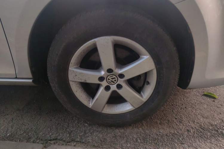 Used Volkswagen Bora 2008 1.6L Automatic Comfort Edition Right Front Wheel Hub