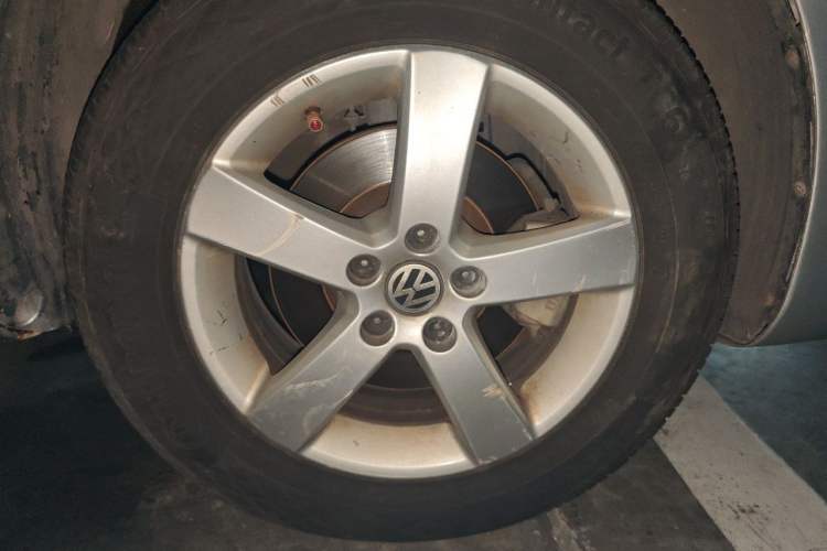 Used Volkswagen Bora 2008 1.6L Automatic Comfort Edition Right Front Wheel Hub