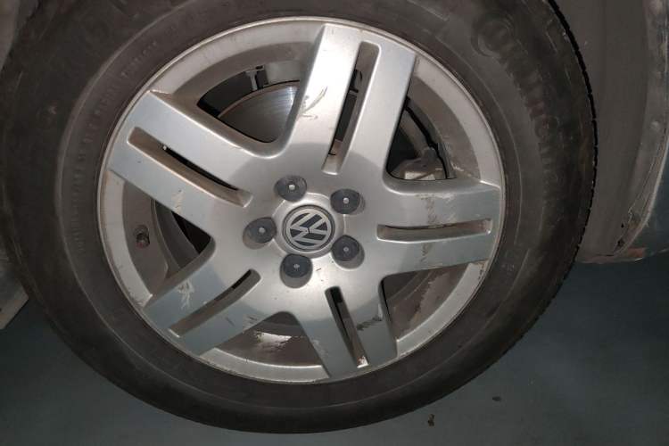Used Volkswagen Bora 2008 1.6L Automatic Comfort Edition Right Front Wheel Hub