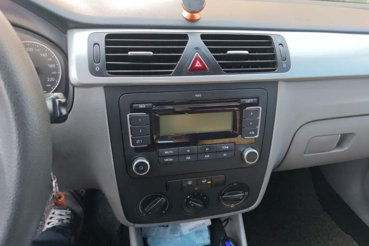 Used Volkswagen Bora 2011 1.6L Automatic Fashion Edition Audio And AC Panel