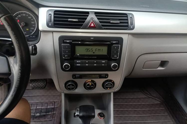 Used Volkswagen Bora 2011 1.6L Automatic Luxury Model Audio And AC Panel