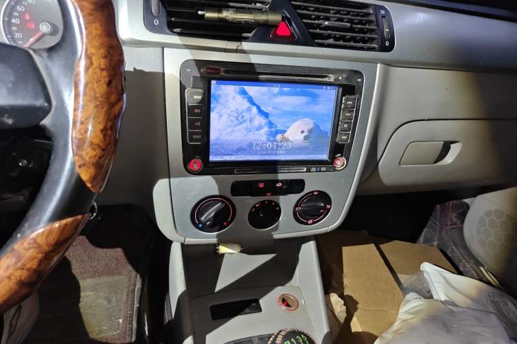 Used Volkswagen Bora 2011 1.6L Manual Fashion Edition Audio And AC Panel