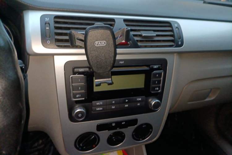 Used Volkswagen Bora 2011 1.6L Manual Comfort Version Audio And AC Panel