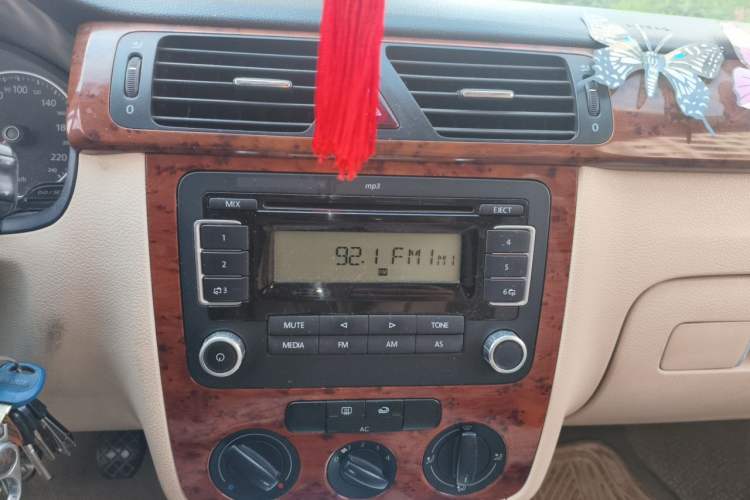 Used Volkswagen Bora 2011 1.6L Manual Comfort Version Audio And AC Panel
