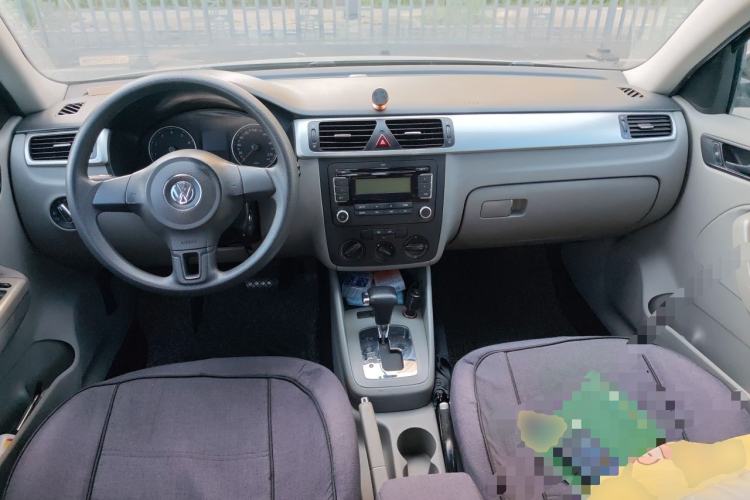 Used Volkswagen Bora 2011 1.6L Automatic Fashion Edition Center Console