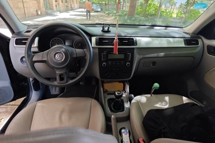 Used Volkswagen Bora 2011 1.6L Manual Fashion Edition Center Console