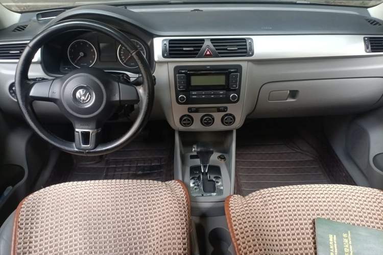 Used Volkswagen Bora 2011 1.6L Automatic Luxury Model Center Console