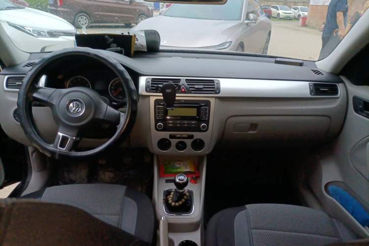 Used Volkswagen Bora 2011 1.6L Manual Comfort Version Center Console
