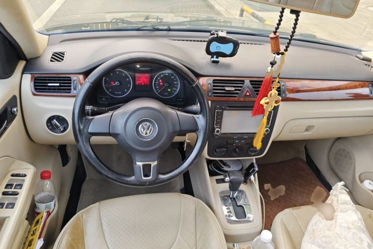 Used Volkswagen Bora 2011 1.6L Automatic Comfort Model Center Console