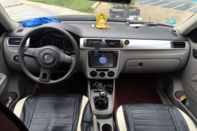 Used Volkswagen Bora 2011 1.6L Manual Fashion Edition Center Console