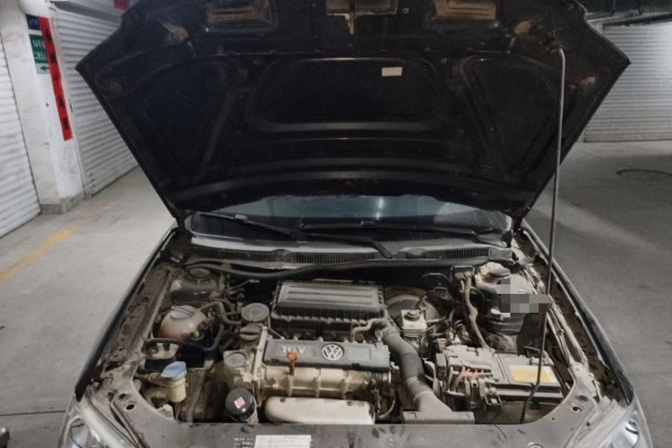Used Volkswagen Bora 2011 1.6L Manual Comfort Version Engine Bay