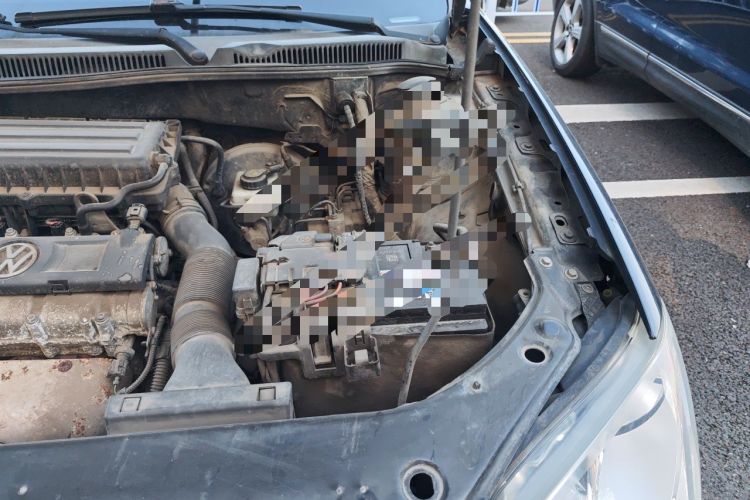 Used Volkswagen Bora 2011 1.6L Automatic Fashion Edition Engine Bay Left