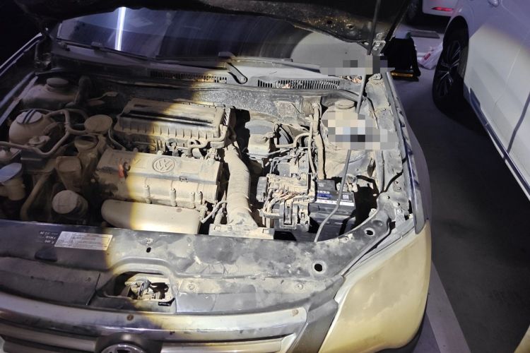 Used Volkswagen Bora 2011 1.6L Manual Fashion Edition Engine Bay Left