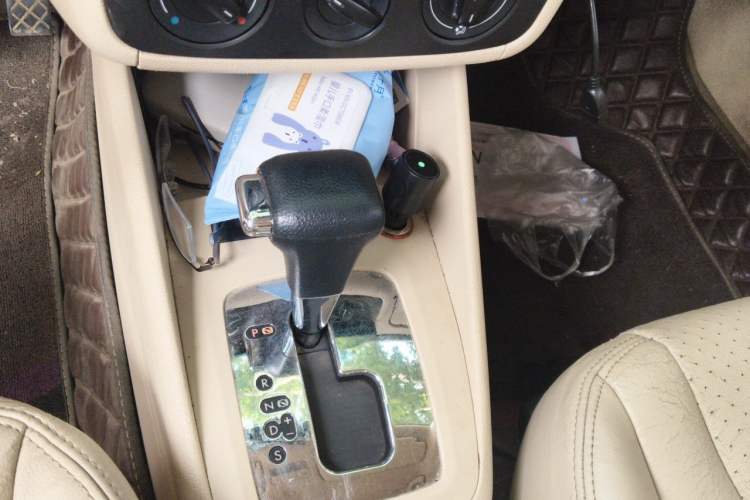 Used Volkswagen Bora 2011 1.6L Automatic Fashion Edition Gear Lever
