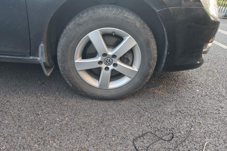Used Volkswagen Bora 2011 1.6L Automatic Fashion Edition Right Front Wheel Hub