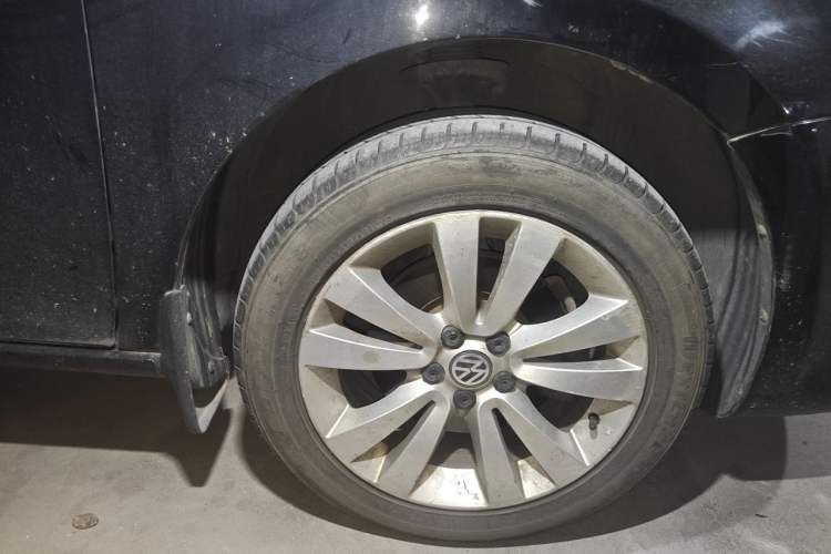 Used Volkswagen Bora 2011 1.4T Manual Luxury Model Right Front Wheel Hub