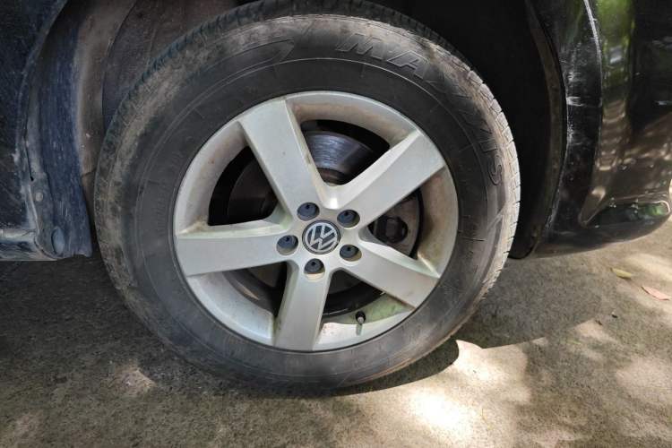 Used Volkswagen Bora 2011 1.6L Manual Fashion Edition Right Front Wheel Hub