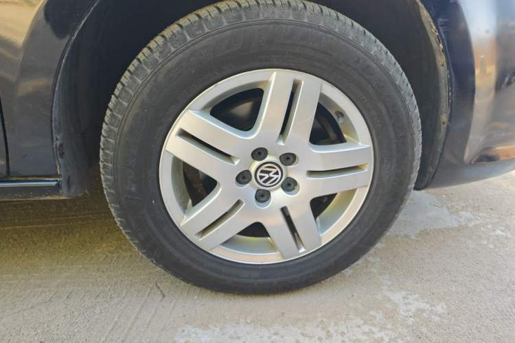 Used Volkswagen Bora 2011 1.6L Automatic Fashion Edition Right Front Wheel Hub