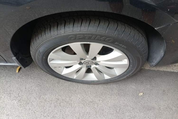 Used Volkswagen Bora 2011 1.6L Automatic Luxury Model Right Front Wheel Hub