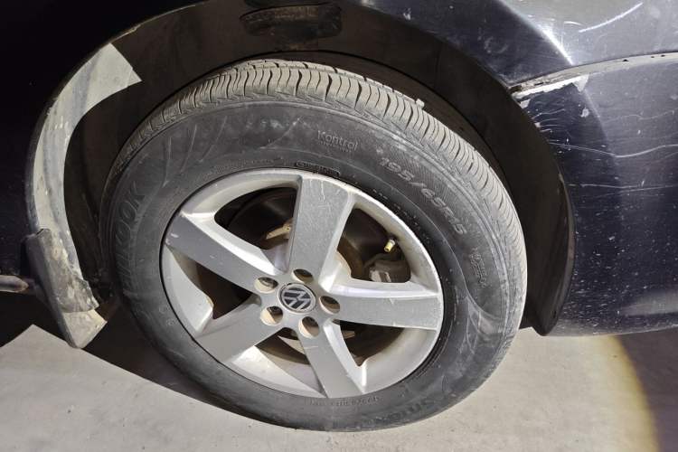 Used Volkswagen Bora 2011 1.6L Manual Fashion Edition Right Front Wheel Hub