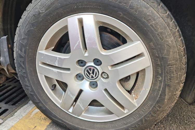 Used Volkswagen Bora 2011 1.6L Automatic Fashion Edition Right Front Wheel Hub