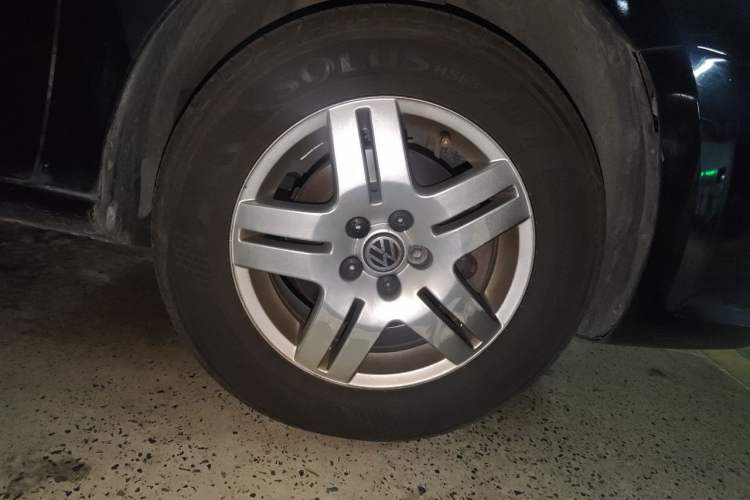 Used Volkswagen Bora 2011 1.6L Automatic Fashion Edition Right Front Wheel Hub