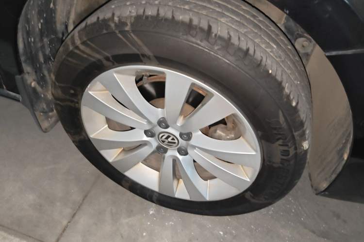 Used Volkswagen Bora 2011 1.4T Manual Comfort Model Right Front Wheel Hub