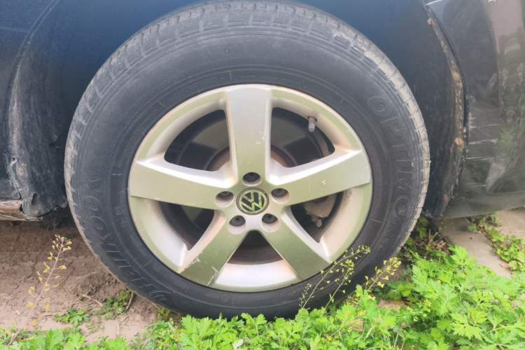 Used Volkswagen Bora 2011 1.6L Manual Comfort Version Right Front Wheel Hub