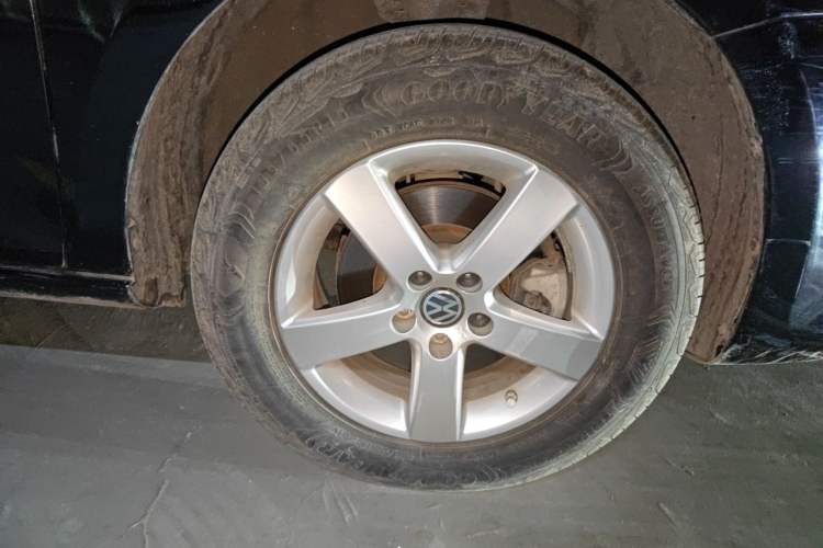 Used Volkswagen Bora 2011 1.6L Automatic Comfort Model Right Front Wheel Hub