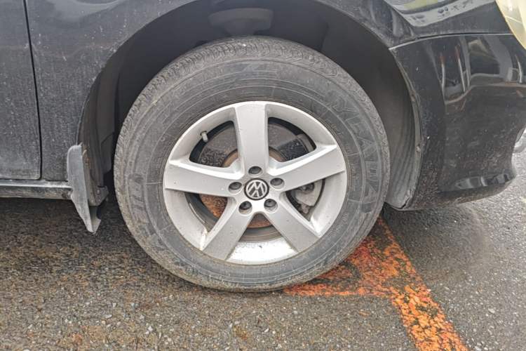 Used Volkswagen Bora 2011 1.6L Automatic Fashion Edition Right Front Wheel Hub