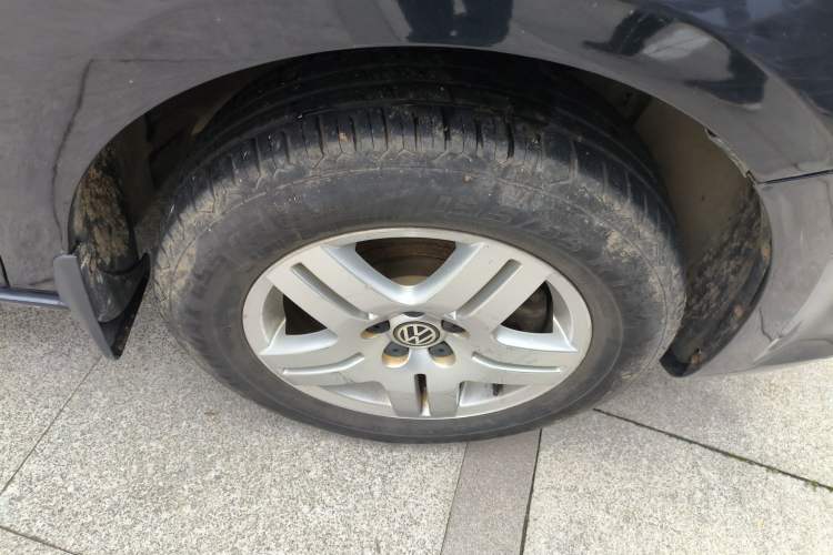 Used Volkswagen Bora 2011 1.6L Manual Fashion Edition Right Front Wheel Hub