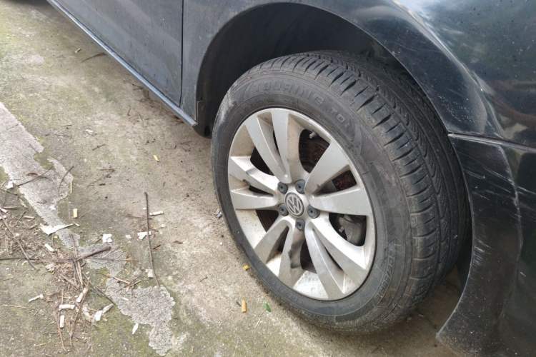 Used Volkswagen Bora 2011 1.4T Automatic Comfort Model Right Front Wheel Hub