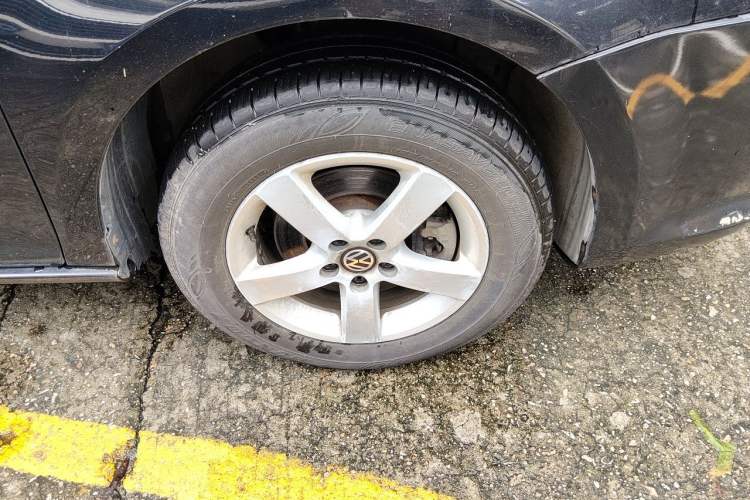 Used Volkswagen Bora 2011 1.6L Automatic Fashion Edition Right Front Wheel Hub
