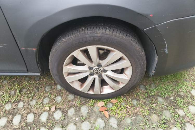 Used Volkswagen Bora 2011 1.4T Automatic Comfort Model Right Front Wheel Hub