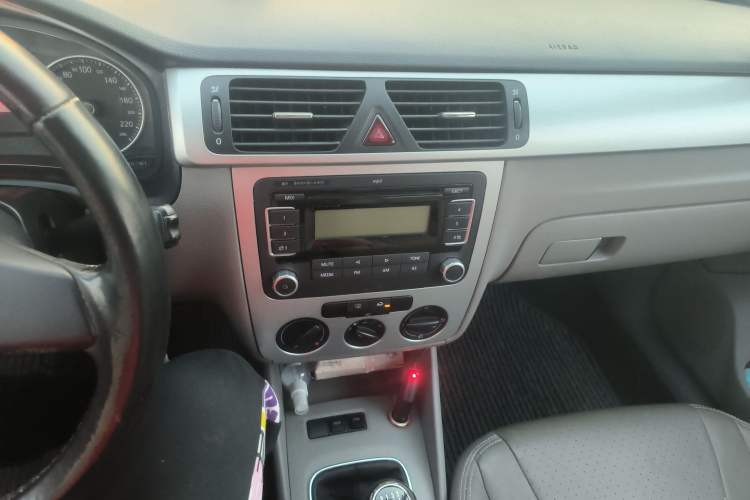 Used Volkswagen Bora 2011 1.6L Manual Comfort Version Audio And AC Panel
