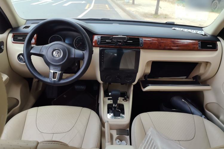 Used Volkswagen Bora 2011 1.6L Automatic Comfort Model Center Console