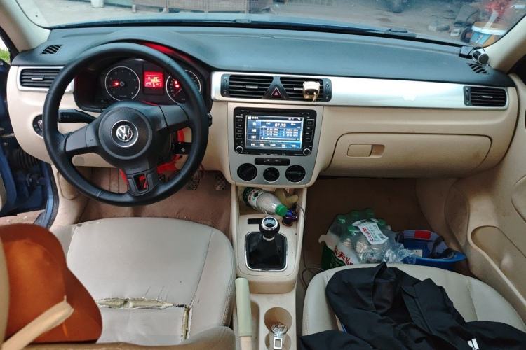 Used Volkswagen Bora 2011 1.6L Manual Fashion Edition Center Console