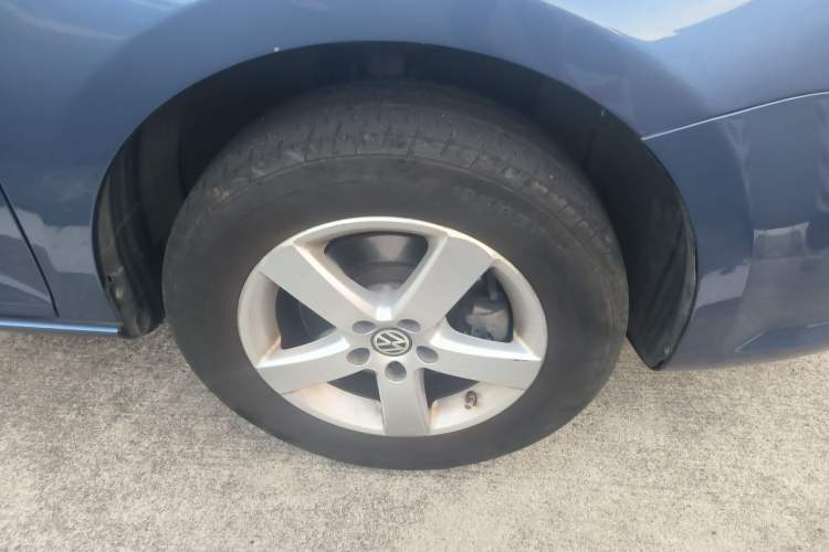 Used Volkswagen Bora 2011 1.6L Manual Comfort Version Right Front Wheel Hub