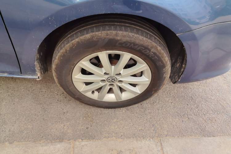 Used Volkswagen Bora 2011 1.6L Automatic Comfort Model Right Front Wheel Hub