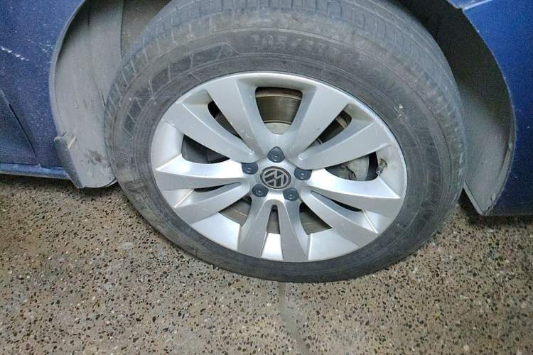 Used Volkswagen Bora 2011 1.4T Automatic Comfort Model Right Front Wheel Hub