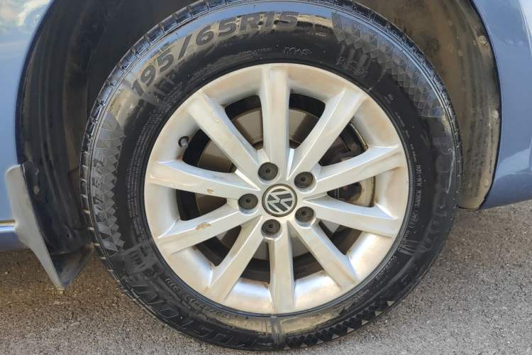 Used Volkswagen Bora 2011 1.6L Automatic Comfort Model Right Front Wheel Hub